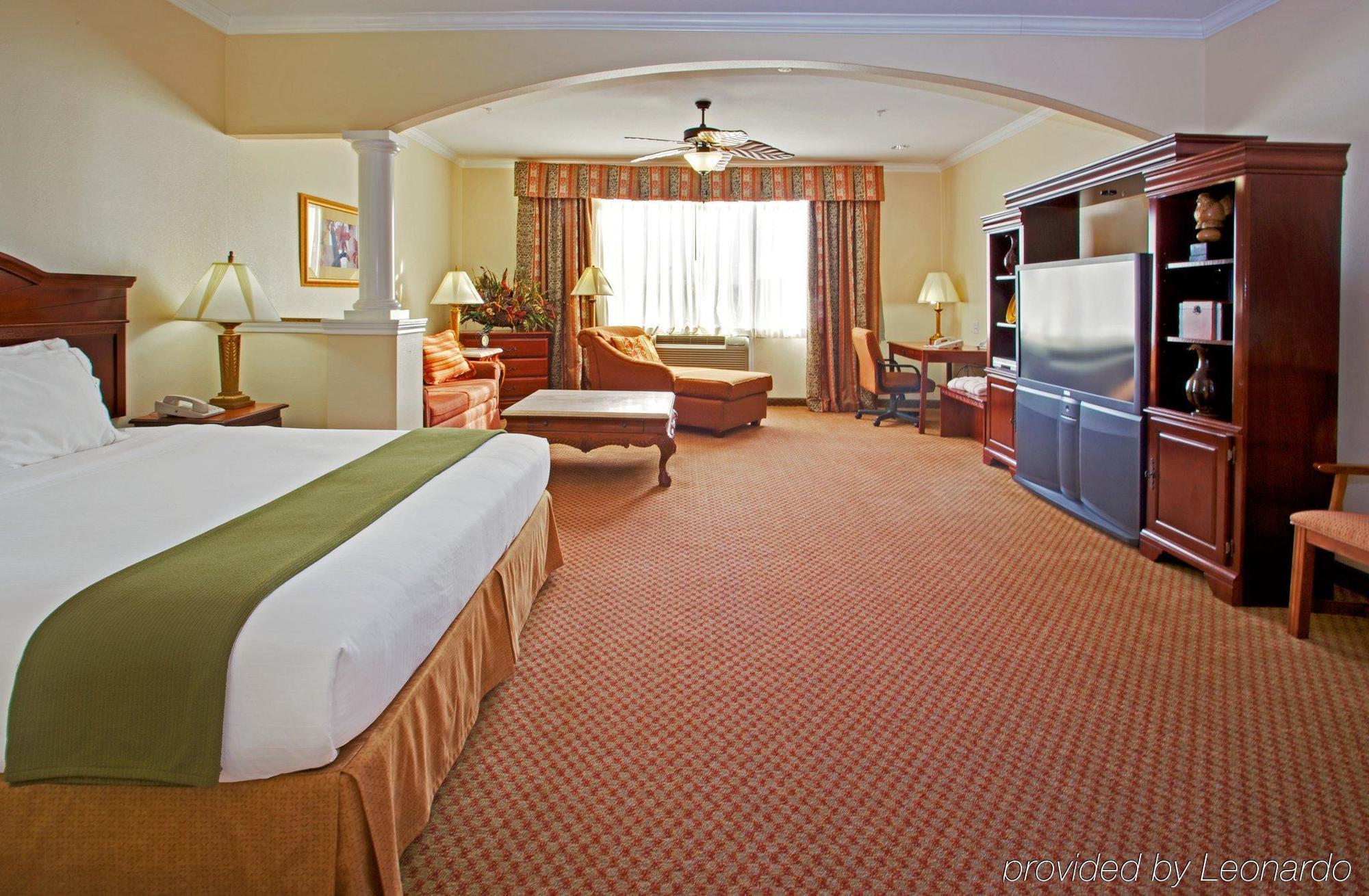 Holiday Inn Express & Suites Houston East By Ihg Room photo